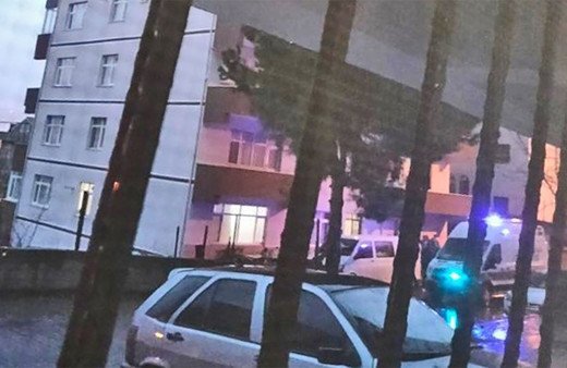 17 yaşındaki çocuk babasını kalbinden bıçaklayarak öldürdü!