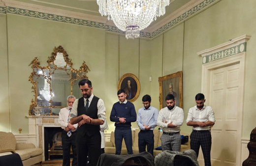 İskoçya'da tarihe geçen anlar! Yeni Başbakan resmi konutta namaz kıldırıp paylaştı