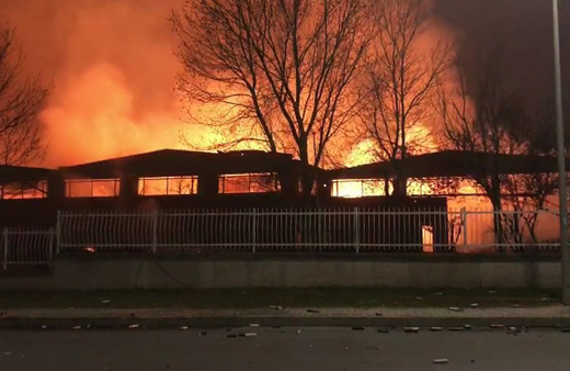 Tekirdağ'da parfüm fabrikası yanıyor! Parfüm şişeleri yangın bombası gibi patlıyor