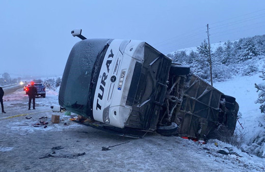 Erzincan ve Yozgat'ta iki yolcu otobüsü devrildi! Ölü ve aralılar var kar yağdı böyle oldu
