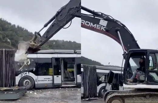 İBB'den tepki çeken hareket! Kepçe ile metrobüs parçaladılar