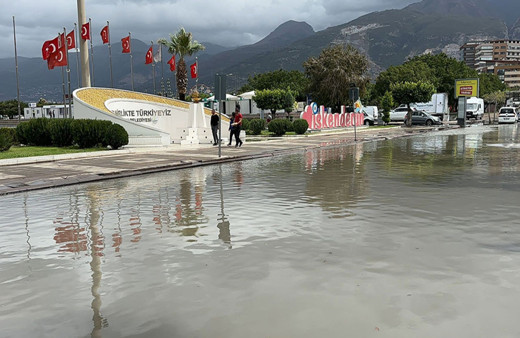 Deprem sonrasında da böyle oldu! İskenderun'da deniz taştı görüntüler korkuttu