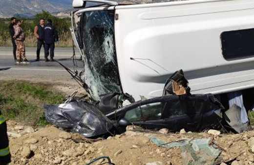 Alman turistleri taşıyan midibüs, otomobili kağıt gibi ezdi! 1 ölü 24 yaralı