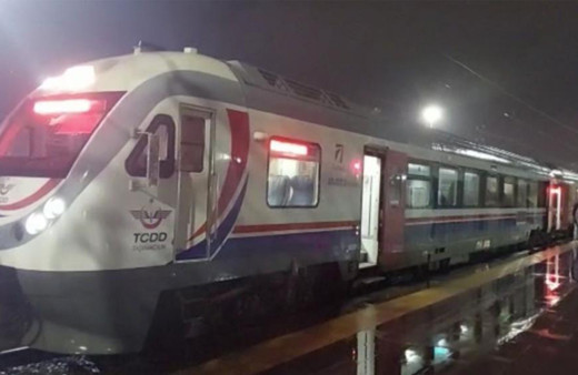 Demiryoluna yüksek gerilim hattı düştü