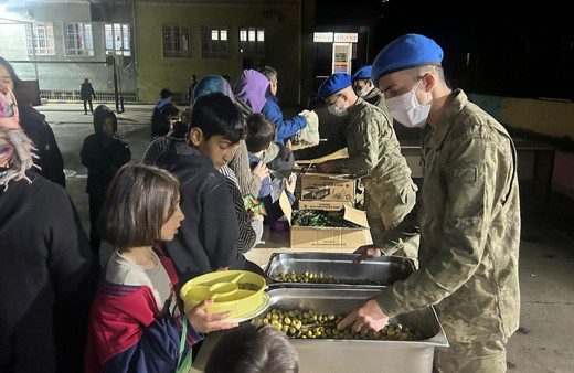 Mehmetcikten deprem bölgesinde sahur ikramı