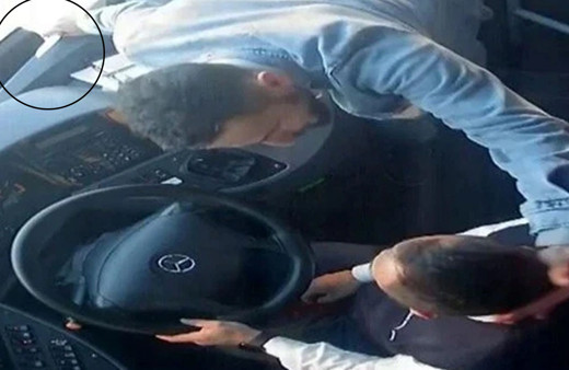 Eli bıçaklı yolcu şoförü rehin alıp otobüsü kaçırdı! Dehşet dolu anlar kamerada