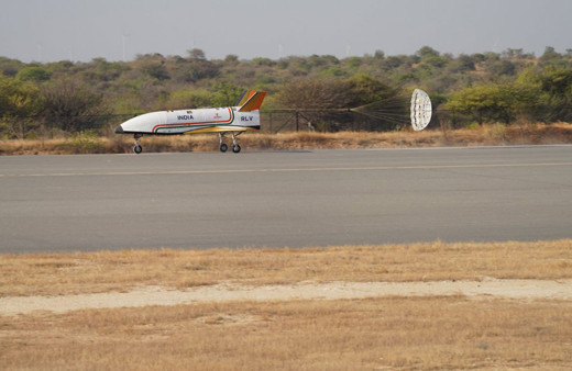 Hindistan'da yeniden kullanılabilir uzay aracı başarıyla indi