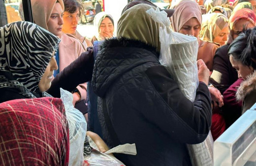 İndirimi duyanlar akın etti mağaza açılışında izdiham yaşandı