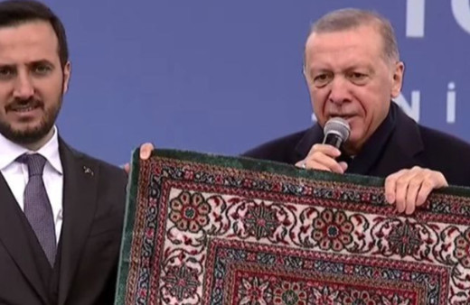 Erdoğan'dan Kılıçdaroğlu'na seccade tepkisi: "İnşallah şükür namazını bu seccadede kılabiliriz"