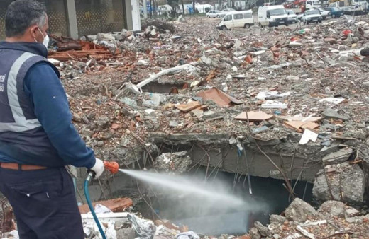 Adıyaman'da enkazlar ilaçlanıyor