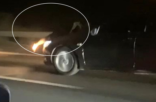 Çocuğu kaçırılan anne aracın kaputuna yapıştı! Otoyolda akılalmaz anlar