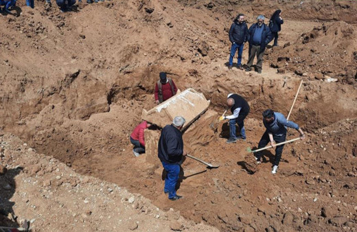 Dinar'da İnşaat temeli kazısında antik döneme ait lahit bulundu