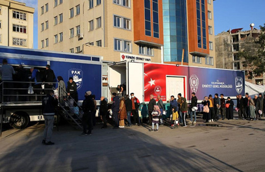 Emniyetin gezici aşevi günde 5 bin depremzedeye sıcak yemek dağıtıyor