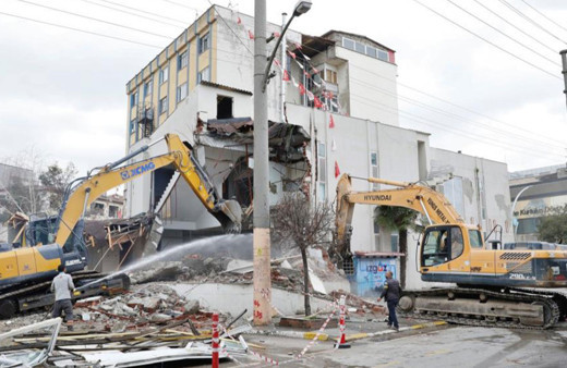 Kocaeli Körfez'de riskli kamu binaları yıkılıyor