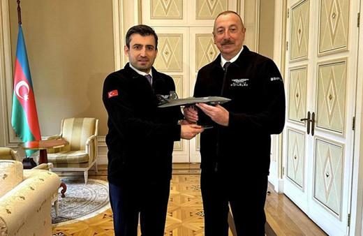 Selçuk Bayraktar İlham Aliyev'e Bayraktar Kızılelma maketi hediye etti