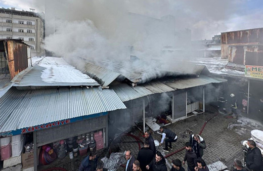 Van'da halk pazarında çıkan yangına müdahale ediliyor