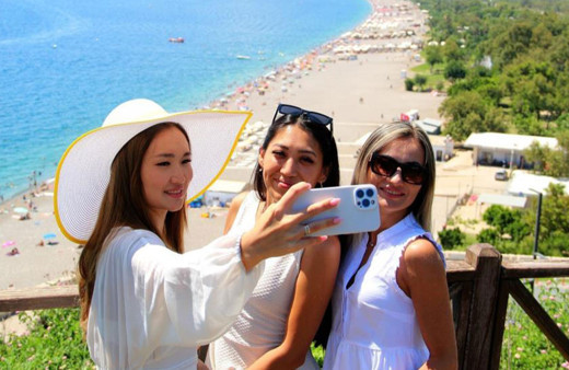 Rus ve Alman turistler Antalya'dan vazgeçemiyor