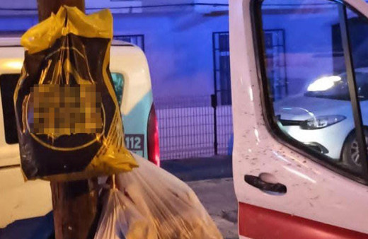 Dehşete düşüren olay! Direğe asılı poşetin içinden çıkan şey kan dondurdu