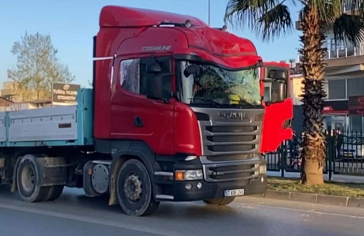 25 yaşındaki genç, üst geçitten düştü, TIR'ın altında kaldı