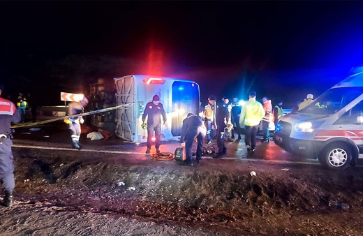 Depremzedelere yardımdan dönenleri taşıyan otobüs devrildi! 3 ölü 14 yaralı