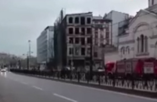 İstanbul'da 5 katlı metruk bina çöktü! Tramvay seferleri durduruldu...
