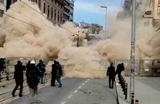 Beyoğlu'nda kısmi çökme yaşanan 5 katlı bina tamamen çöktü!