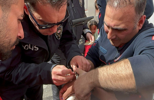 Oyun oynarken eline taktı bir daha çıkartamadı! Ekipler seferber oldu bir saat boyunca...