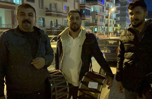 Niğdeliler çok dertli. Korsan davulcular mahallelere dadandı