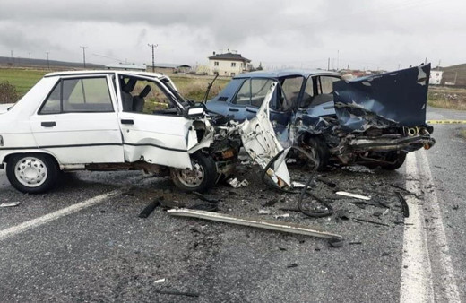 Kayseri'de 2 otomobil kafa kafaya çarpıştı. 1 kişi hayatını kaybetti