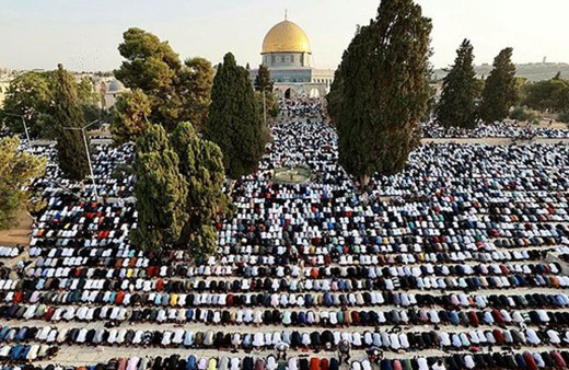 Müslümanlar Mescid-i Aksa’ya koştu 130 bin kişiyle cuma namazı kılındı