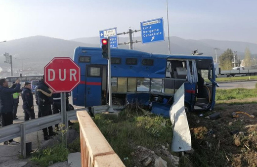 Manisa'da cezaevi nakil aracı TIR'la çarpıştı: 6'sı asker 9 yaralı
