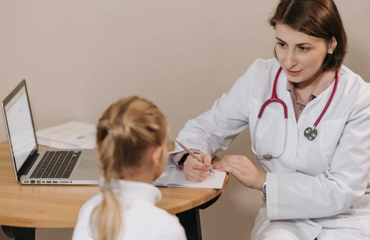 Karın ağrısı deyip geçmeyin. Çocuk cerrahisi uzmanı uyardı