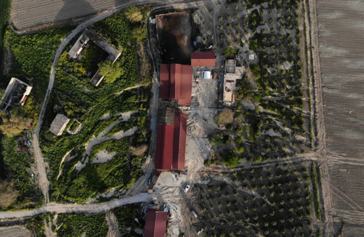 Antakya'da fay hattı çiftlik evini ikiye böldü! 3 metre çöktü 7 metre de batıya kaydı