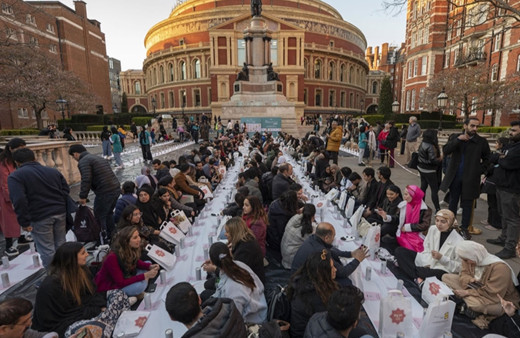 Londra'nın ünlü Royal Albert Konser Salonu önünde toplu iftar programı düzenlendi
