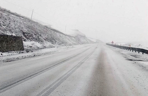 Kar ve tipi nedeniyle ulaşıma kapanmıştı. Ardahan-Şavşat kara yolu açıldı