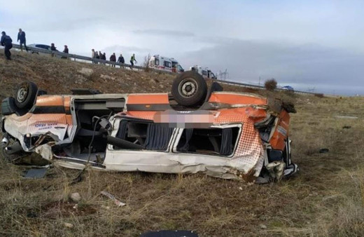 Kayseri'de cenaze taşıyan nakil aracı devrildi: 2 ölü, 3 yaralı