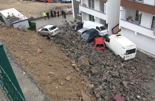 Depremden etkilenmedi! İstinat duvarı yağmurda çöktü, araçlar hurdaya döndü