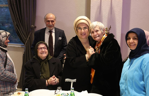 Emine Erdoğan, iftarda Darülaceze sakinleriyle buluştu