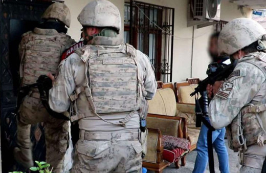 İzmir'de Jandarmadan kaçakçılık operasyonu: 1 buçuk ton tütün ele geçirildi