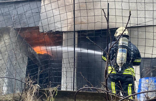 Araç lastikleri alev alev yandı, tüpler patladı! Bina sakinleri kavgaya tutuştu