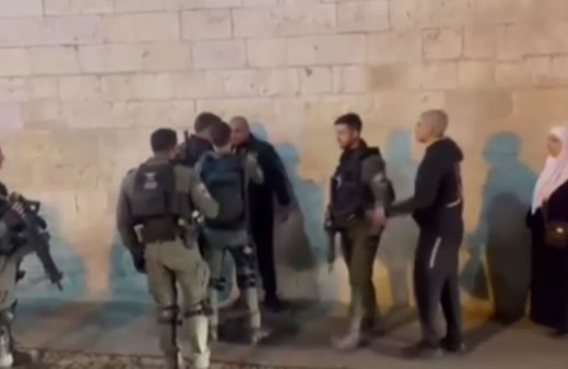 İsrail güçlerinden Mescid-i Aksa'da sabah namazında zulüm