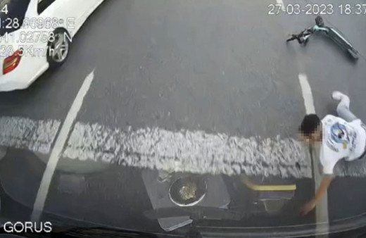 Scooter kullanan genç otobüsün önüne düştü şoförün anlık refleksiyle böyle ölümden kılpayı kurtuldu