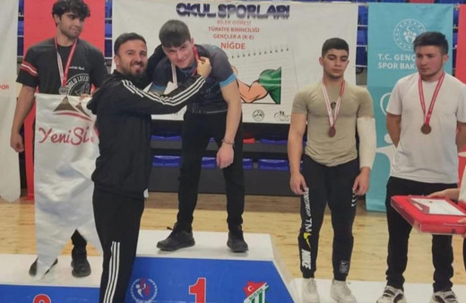 Türkiye bilek güreşi şampiyonu Bayburt’tan çıktı