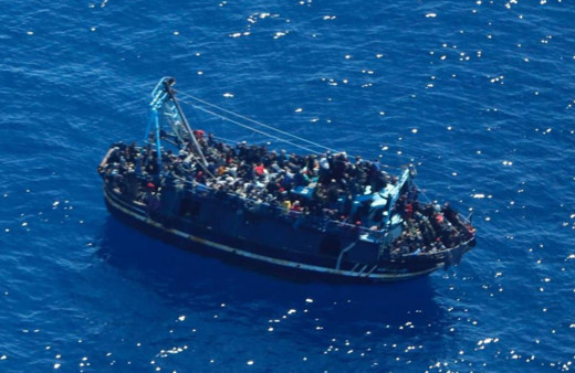 Akdeniz’de 400 düzensiz göçmen kurtarılmayı bekliyor