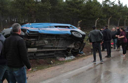 Otobüs jandarma aracına ve minibüse çarptı: 14 yaralı