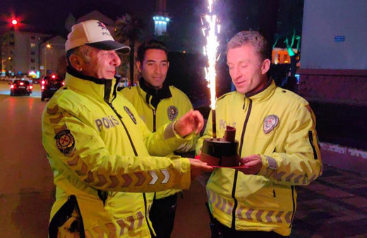 Bursa'da uygulama yapan polis ekiplerine pastalı sürpriz