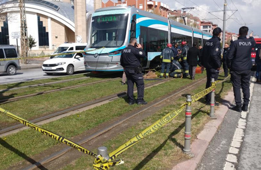 Konya'da feci olay! Çocuğuyla tramvayın altında kalan anne öldü