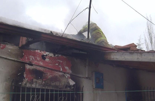 Dehşeti yaşadı! Yangın sırasında oldu çatı havaya uçtu