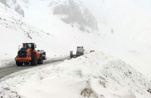 10 Nisan'da kar yağdı, sürücüler yolda kaldı
