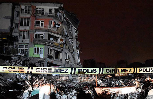 Malatya'da depremlerde ağır hasar gören bina gece yarısı çöktü
